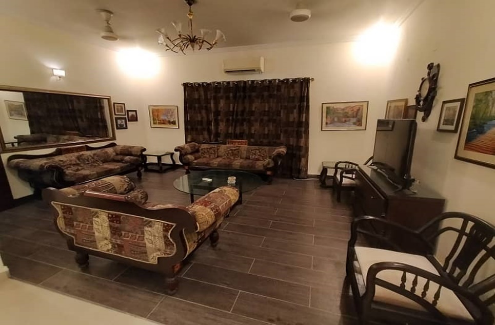 10 marla house for rent in Phase 8 DHA Lahore