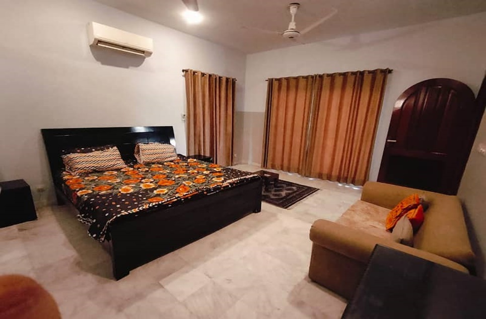 1 kanal house for rent in Phase 6 DHA Lahore