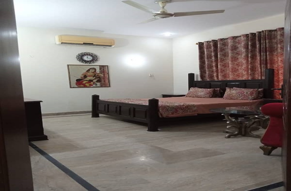 1 kanal house for rent in Phase 8 DHA Lahore
