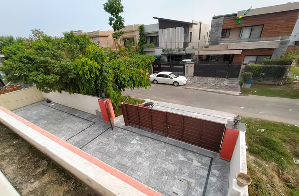 1 kanal house for rent in Phase 8 DHA Lahore