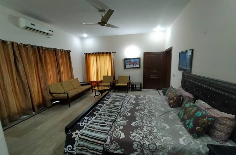 1 kanal house for rent in Phase 8 DHA Lahore