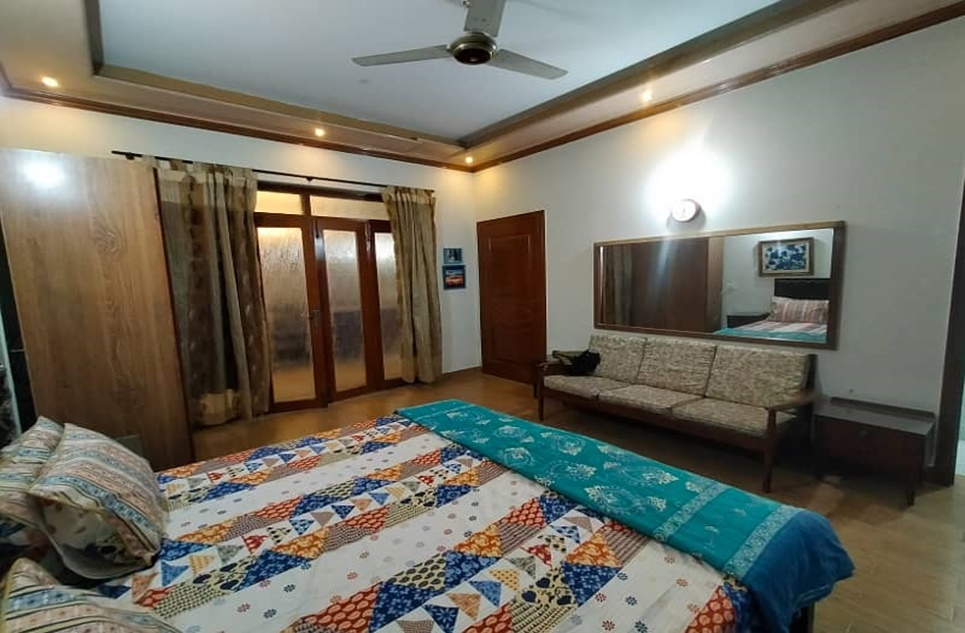 1 kanal house for rent in Phase 8 DHA Lahore