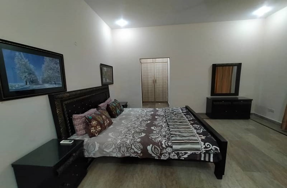 1 kanal house for rent in Phase 8 DHA Lahore