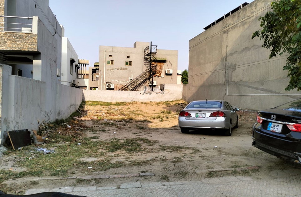 10 marla plot for sale in Sector B Bahria Town Lahore