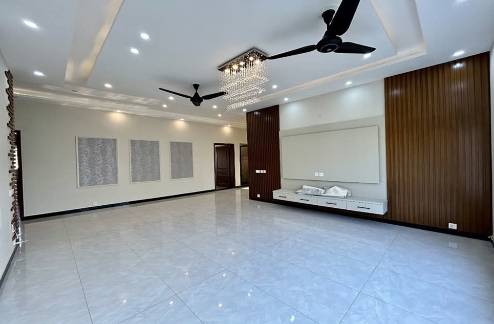 1 kanal house for rent in Phase 4 DHA Lahore