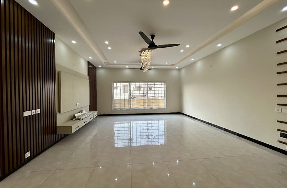 1 kanal house for rent in Phase 4 DHA Lahore